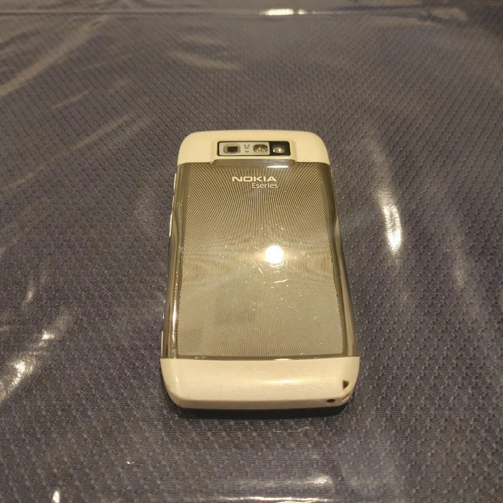 Nokia E71 Mobile Phone 3.15 MP Camera 3G WIFI GPS 2.4in